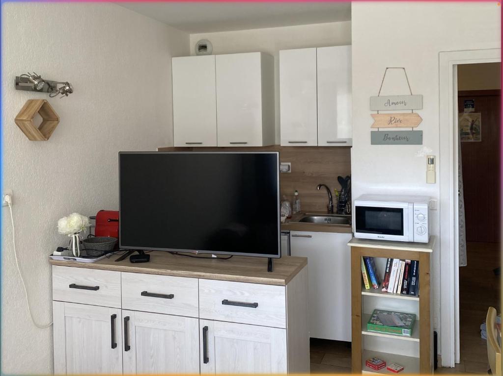 Logement en résidence vacances classe 2 étoiles au bord de mer 4 couchages avec cabine lit superposé et au salon un canapé convertible et piscine à 300 m des transports communs,gare ferroviaire,commerces et plages - 4