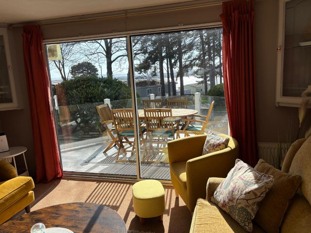 Robins Lodge by the Sea, Poole - pet-friendly stay