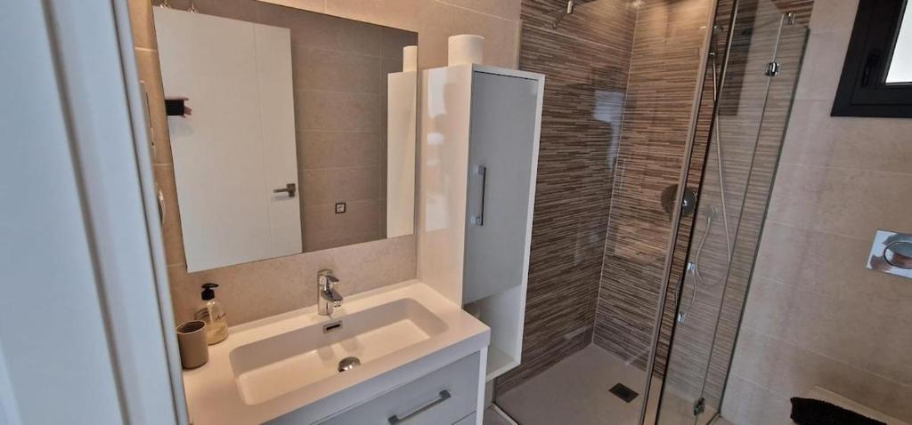 Beachfront Stunning Infinity View 2 Bed Apartment - 2