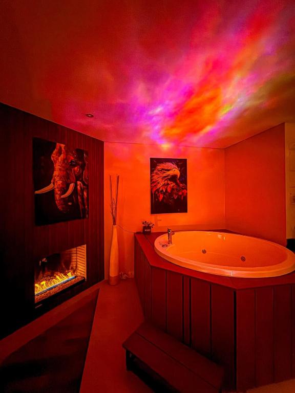 Cozy Apartment with Private Jacuzzi - 2