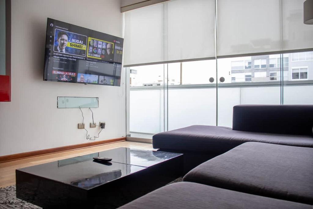 Engaging 2BR with balcony in Exclusive Miraflores - 1