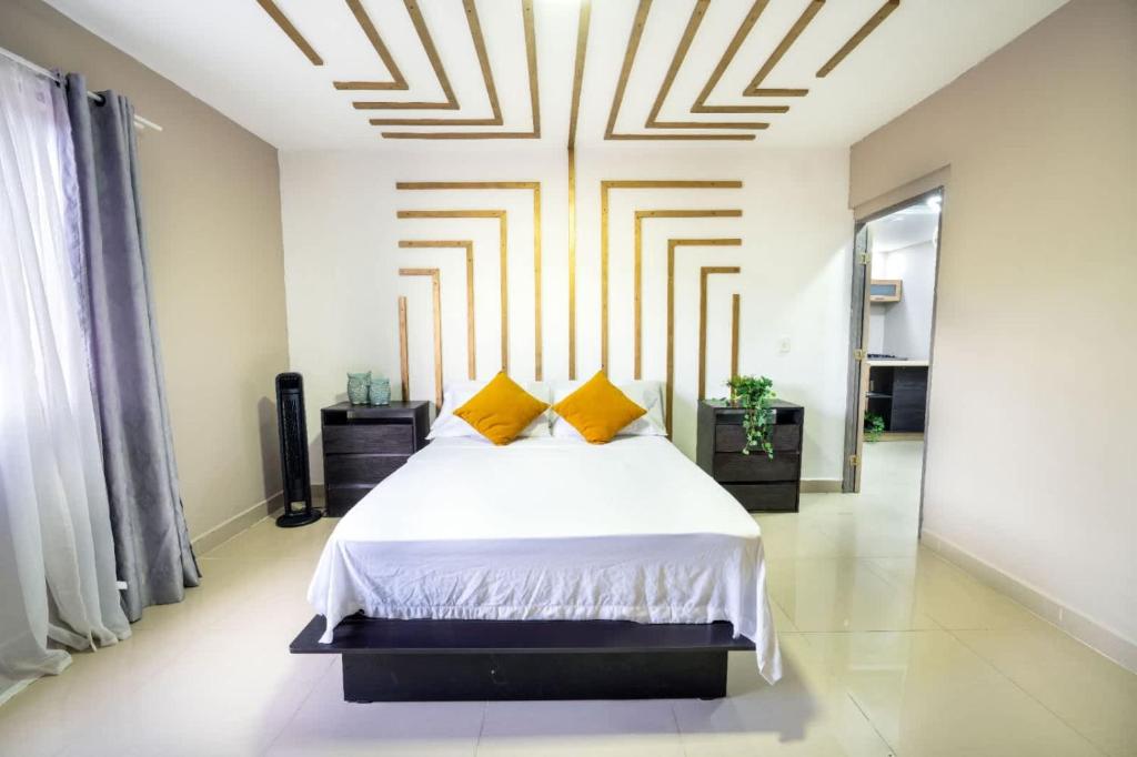 5 bedroom, with Arcade machine and foosball, 1 block from Lleras park P3 - 4