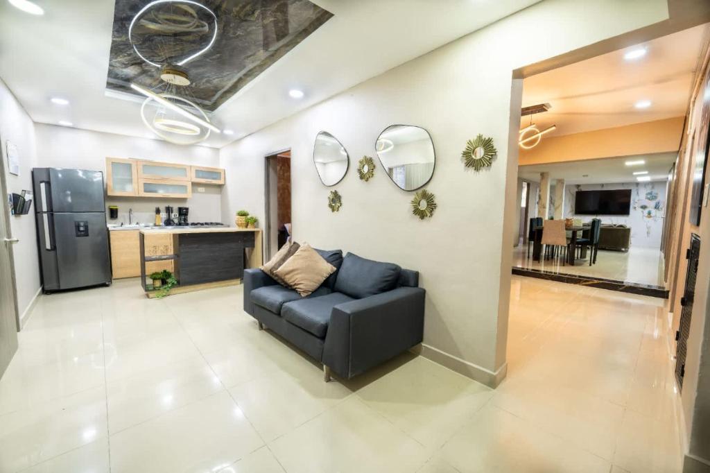 5 bedroom, with Arcade machine and foosball, 1 block from Lleras park P3 - 2