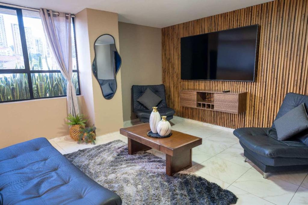 3 bedroom apartment, with arcade machine - 1 block from lleras park p7 - 3