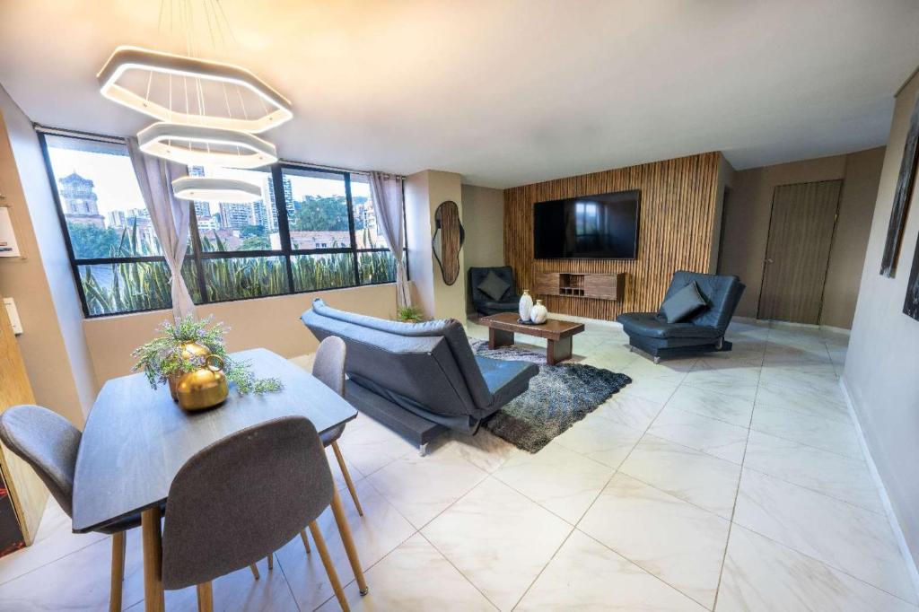 3 bedroom apartment, with arcade machine - 1 block from lleras park p7 - 1