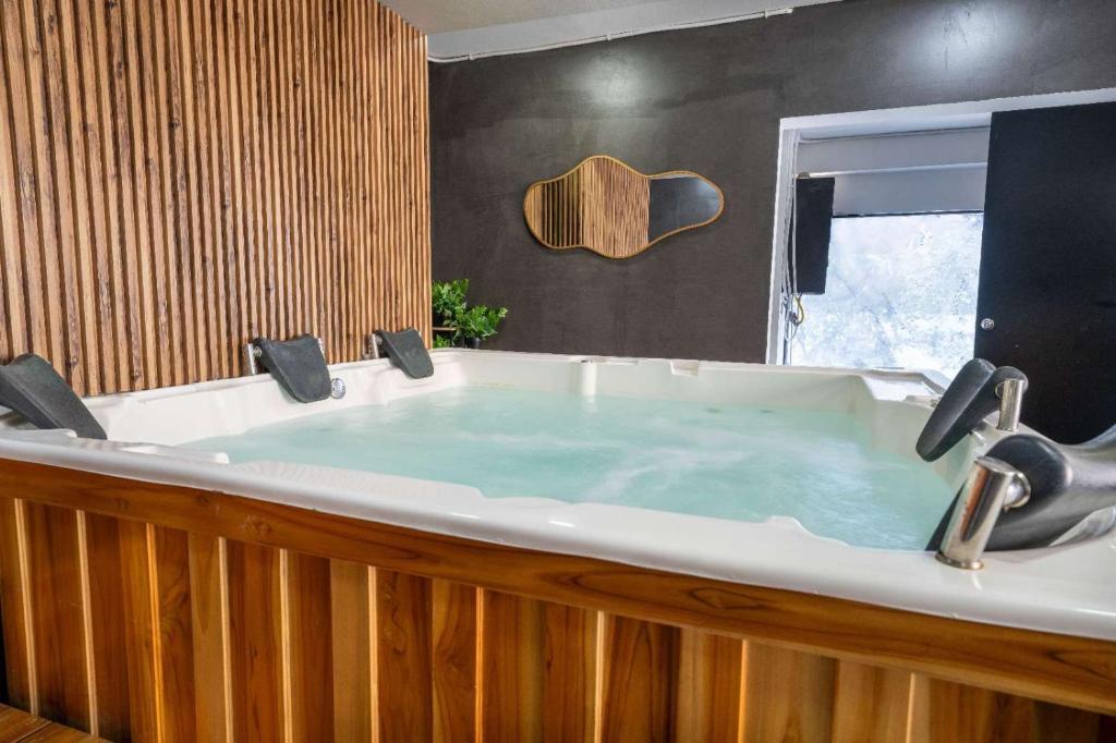 6 bedroom and Jacuzzi 1 block from LLeras P6 - 4