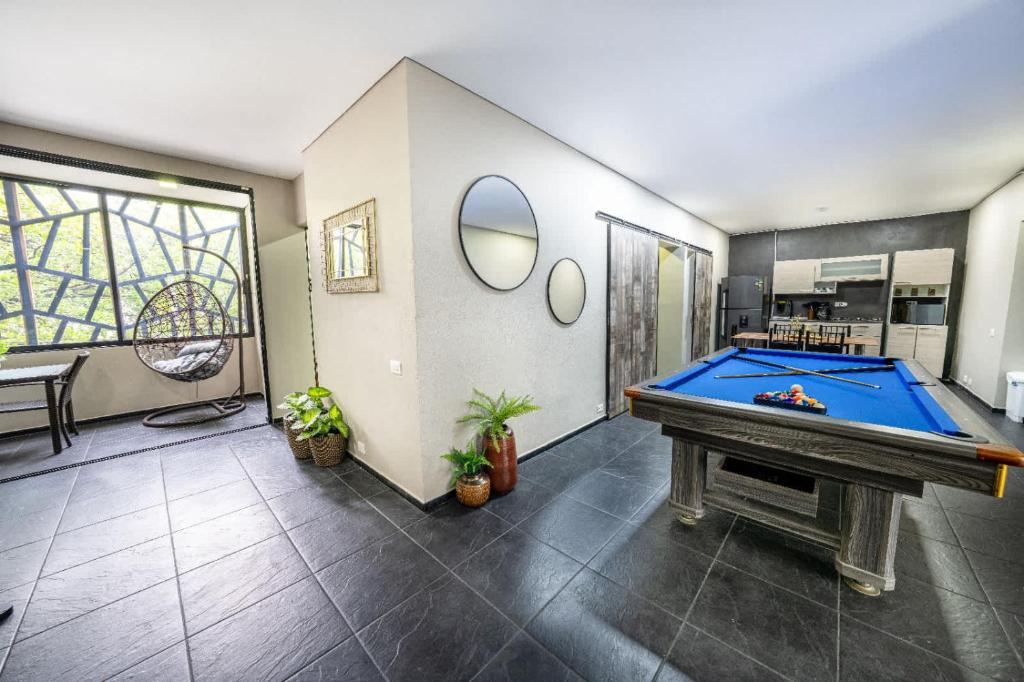6 bedroom and Jacuzzi 1 block from LLeras P6 - 3