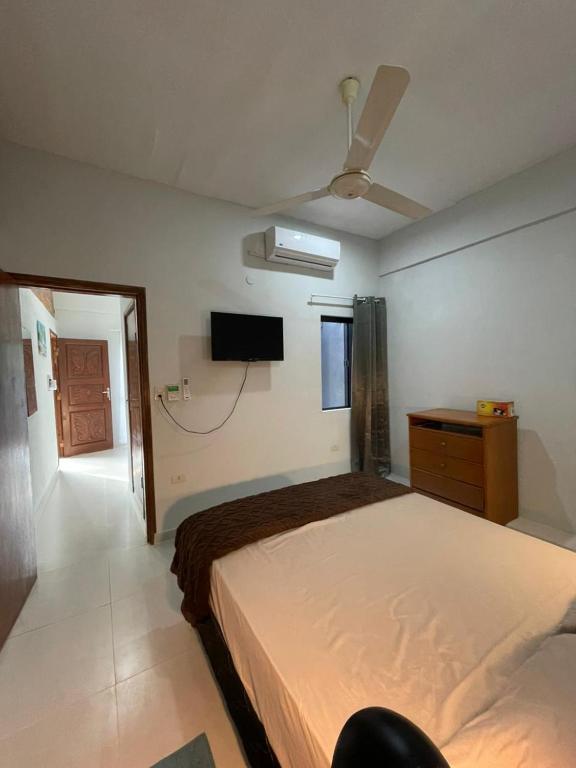 Apartamento minimalista con balcón - 4