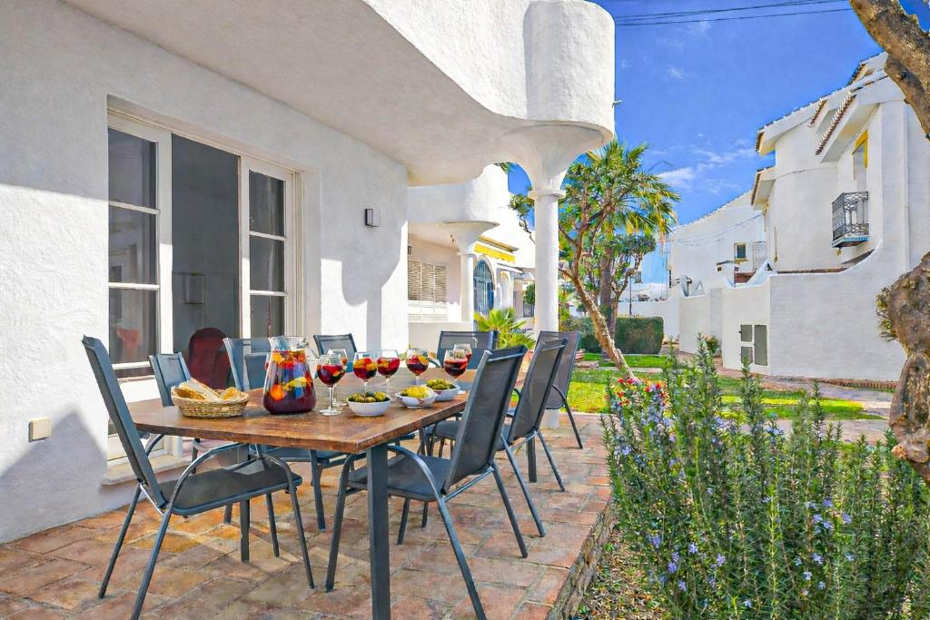 3 Bed Townhouse with roof terrace, 100m to beach - 4