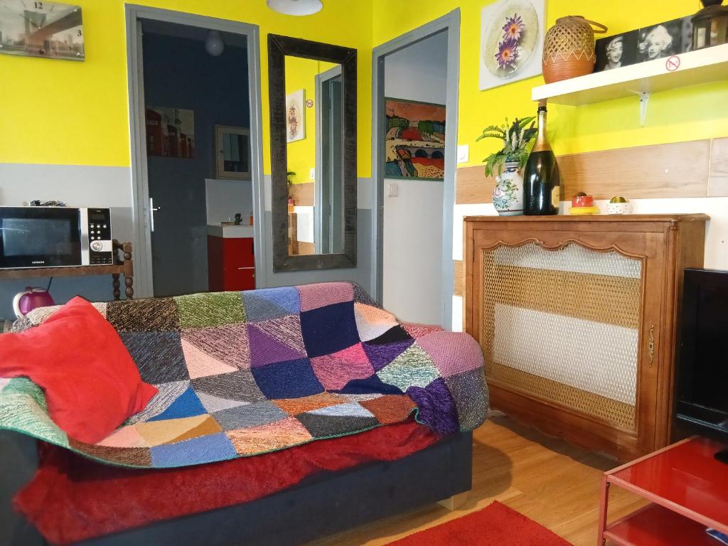 Guest house 40 m2 pour 1,2,3 personnes-Rez de Chaussée sur Rue et Patio-Séjour,Cuisine,SDB,Chambre avec Lit double-2 canapés lit japonais et matelas gonflable-Entrée côté Rue Berzélius-4 m du Métro Brochant lig13- Bus 31,54,74 ers sites touristiques - 2
