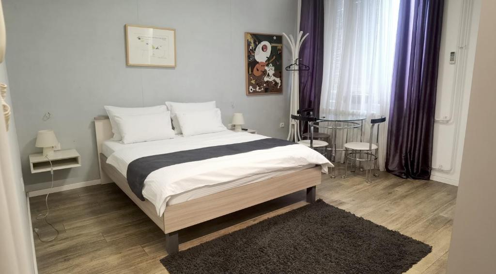 Central Studio Apartment with Free Parking - 1