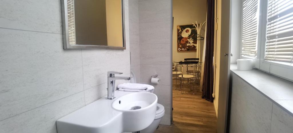 Central Studio Apartment with Free Parking - 3