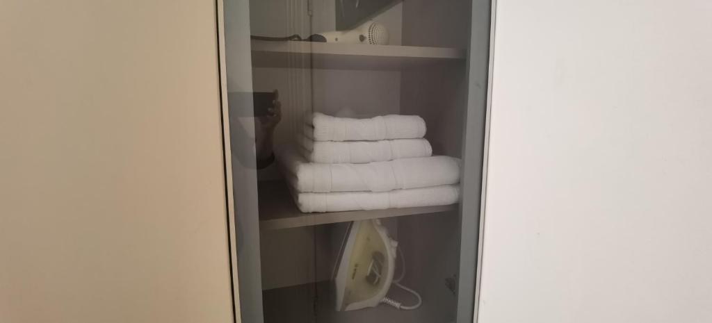 Central Studio Apartment with Free Parking - 4