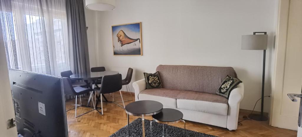 Spacious 2BR Apartment in the Heart of the City - 3