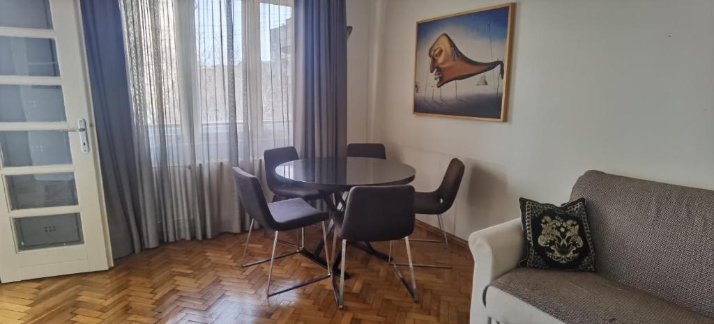 Spacious 2BR Apartment in the Heart of the City - 5