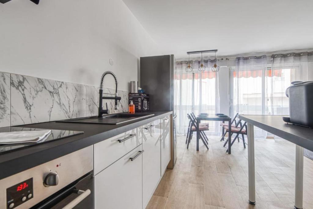 Bright apartment with a view in Antibes - 3