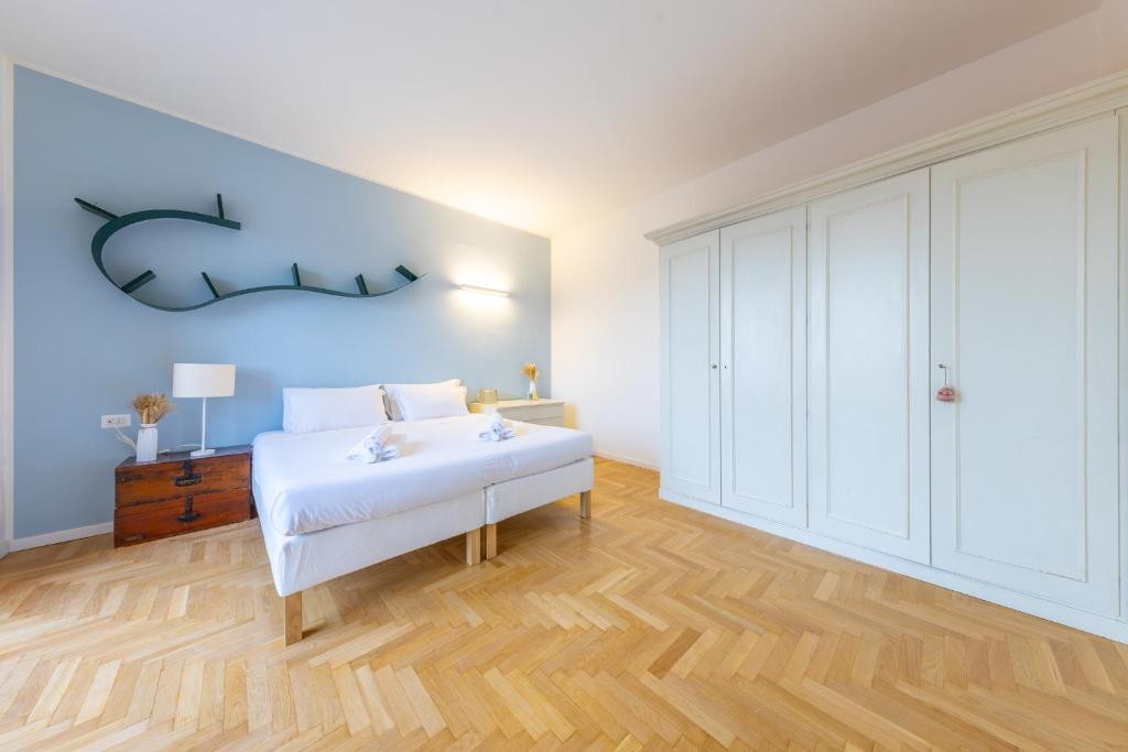 Spacious and bright 2bdr, 2 bathrooms - 2