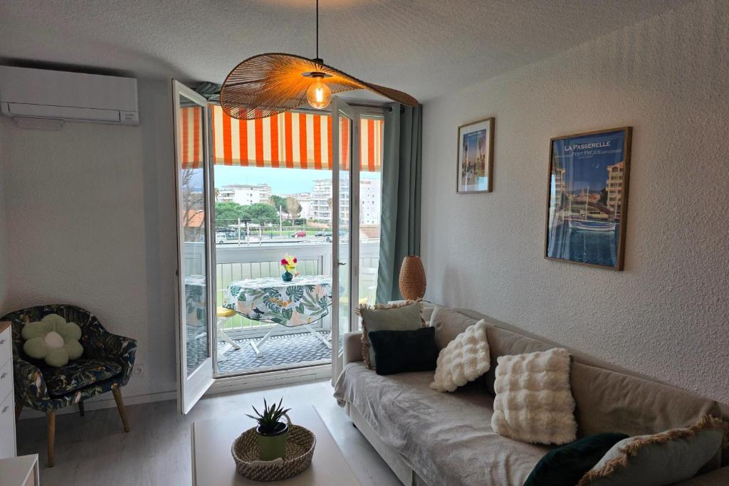 Apartment with View and Terrace in Fréjus - 3