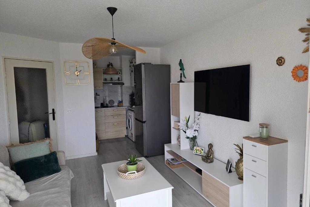 Apartment with View and Terrace in Fréjus - 4