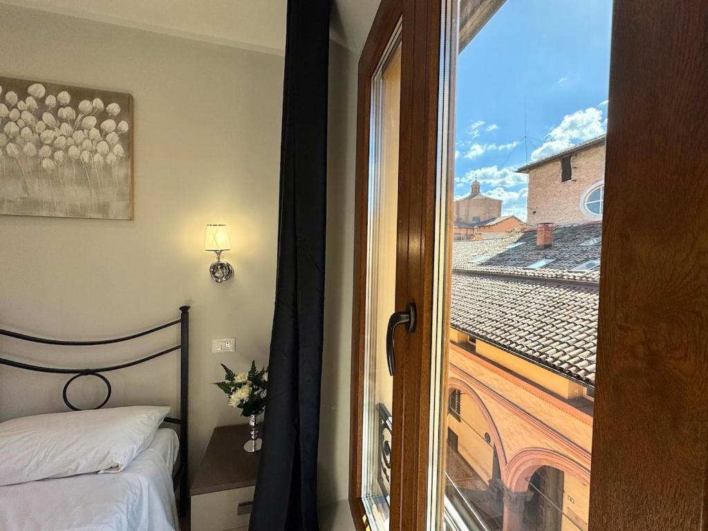 Portico Room - a stone's throw from Piazza Maggiore - 2