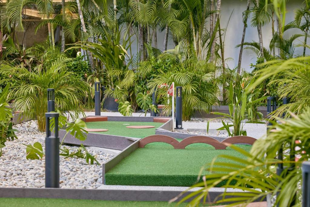 Mini golf course