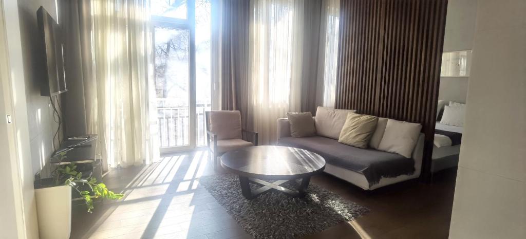 Brand New 3BR Apartment Prime Location and Free Parking - 3