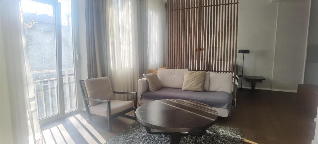 Brand New 3BR Apartment Prime Location and Free Parking - 2