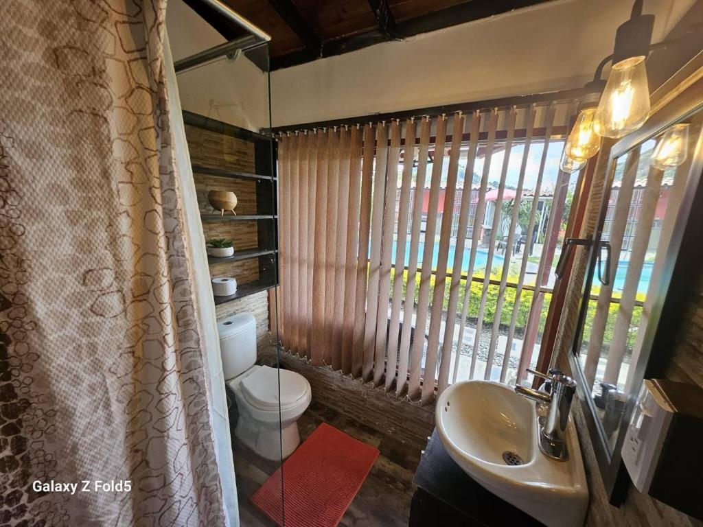Red Cabin Retreat with free airport rides - 1