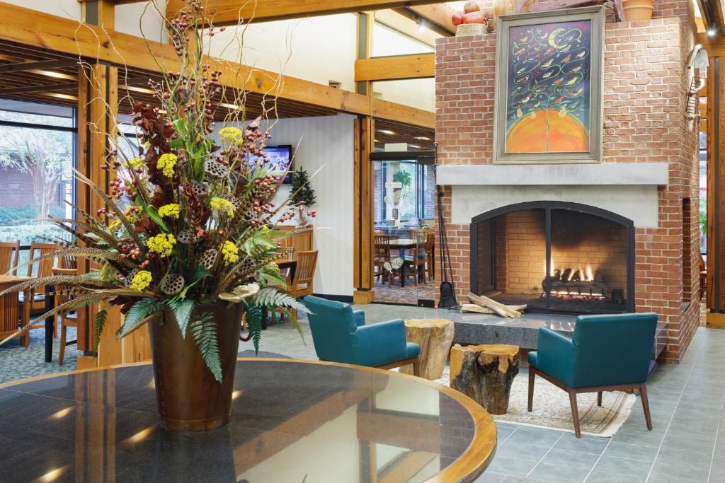 Williamsburg Woodlands Hotel & Suites photo