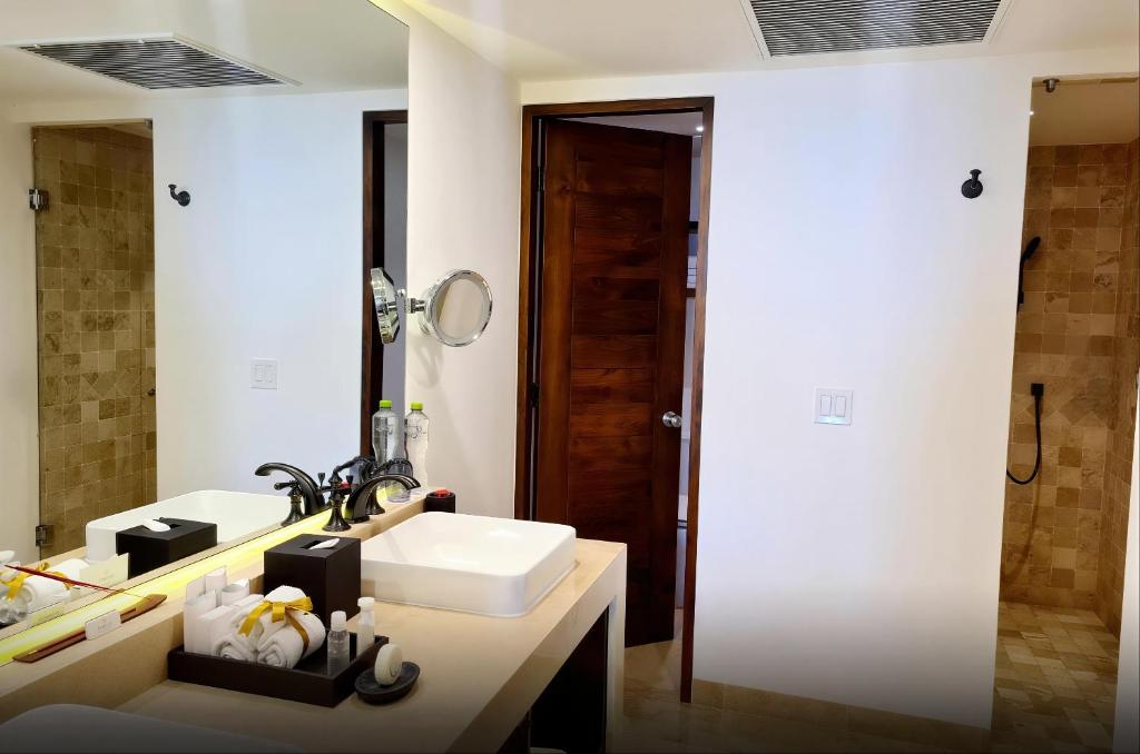 Deluxe Junior Suite Ocean View - Casa Del Mar - 3