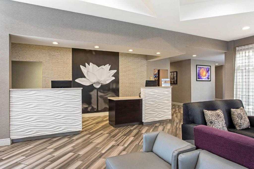 Lobby, La Quinta Inn & Suites by Wyndham Orlando Airport in Orlando (FL)