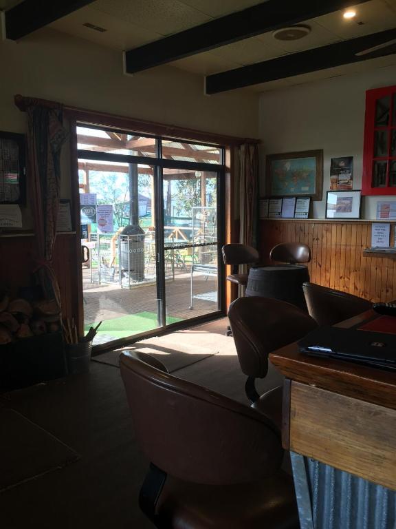 Royal Hotel Snake Valley photo