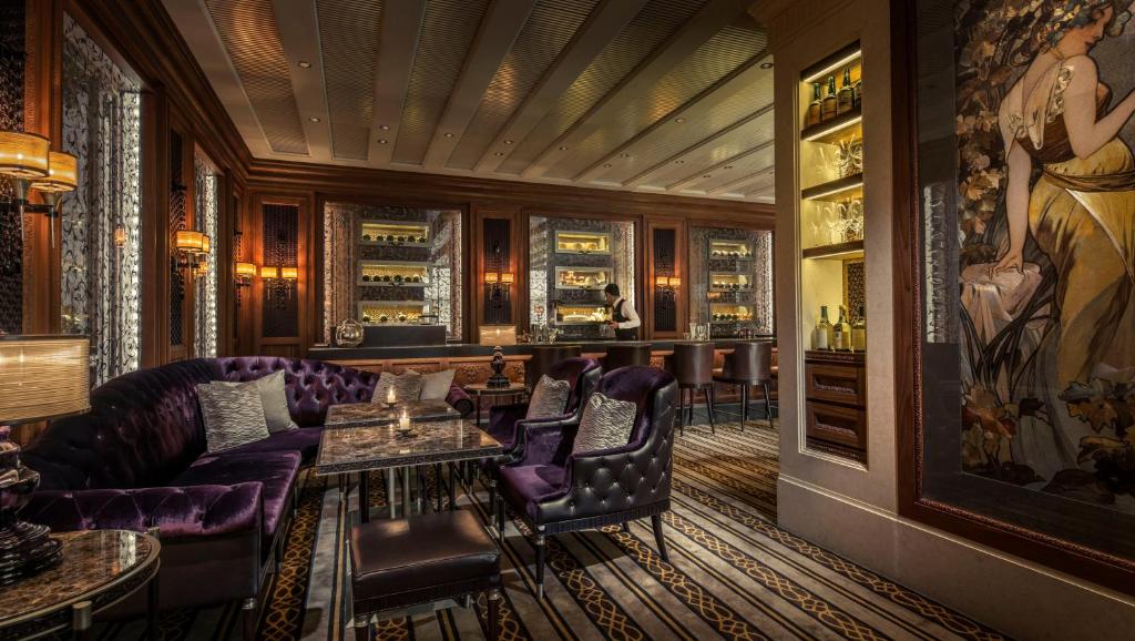Hong Kong Four Seasons Hotel Hong Kong Additional