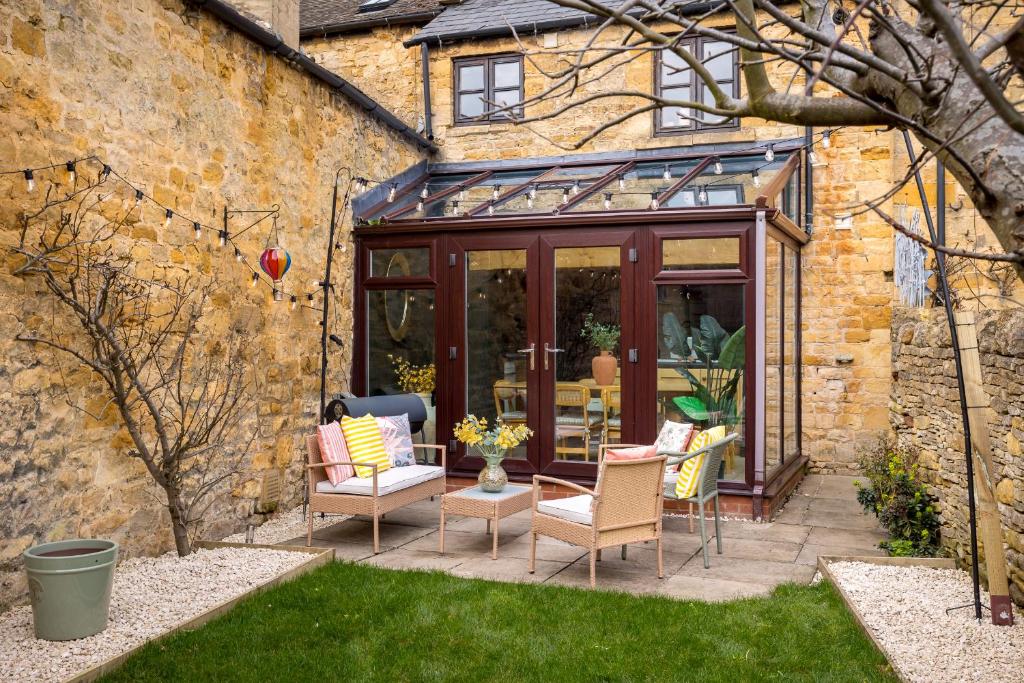 Chipping Campden Shabby Chic on Famous High Street photo 4
