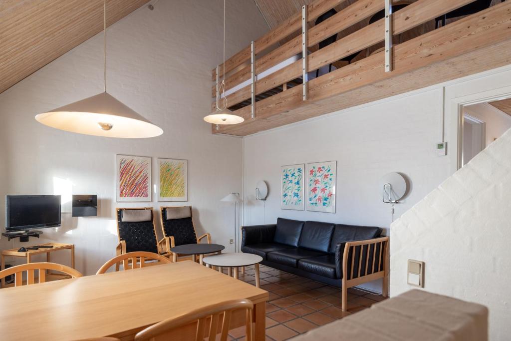 Shared lounge/TV area