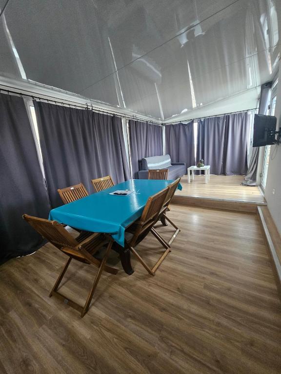 Big 8 at Beach Clim Mer Terrace for 6 - 5