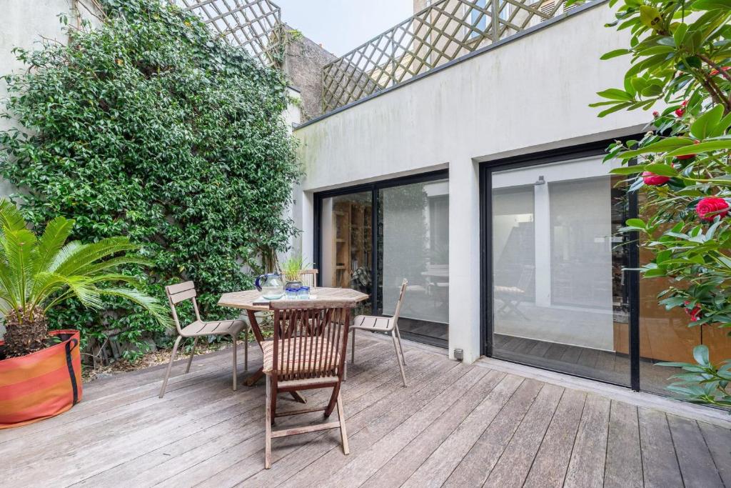 Large fully renovated 250m house - 1
