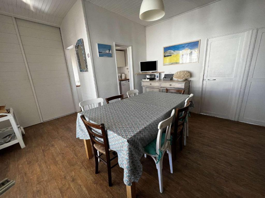 AIG 68 – Chalet en rangée 7 – Gruissan – 9 personnes - 4