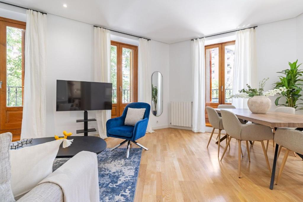 Elegant 3BR Apartment in Central Alcalá - 1
