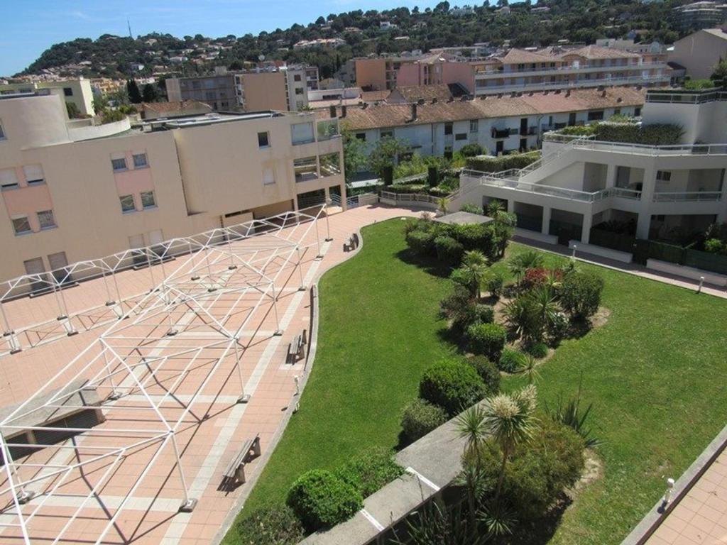 Appartement calme au cœur de Cavalaire, climatisé avec terrasse, parking et toutes commodités - FR-1-100-233 - 1