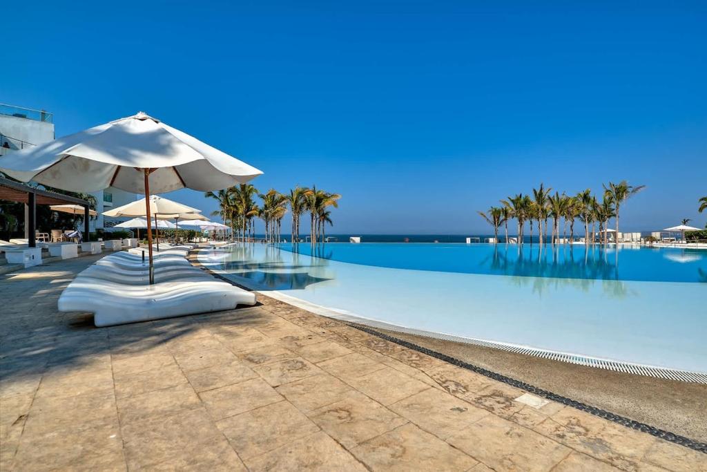 Beachfront Duplex w Multiple Pools - Beachclub - 3