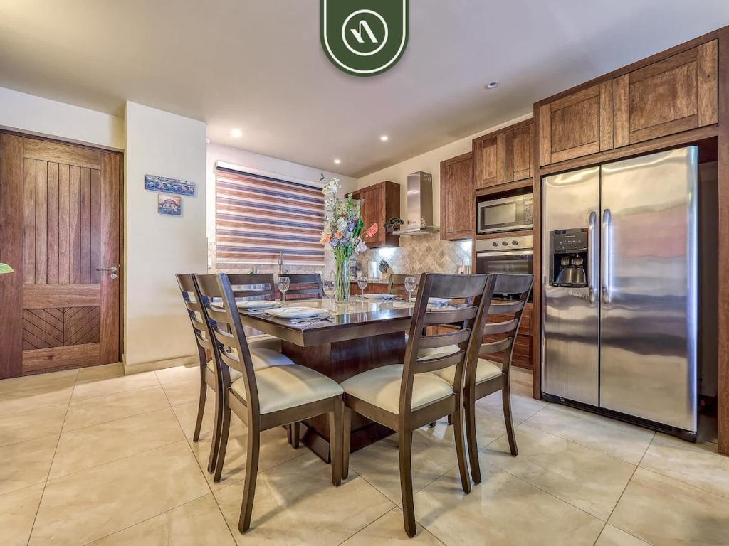 Amazing 1 BR Condo - Rooftop Pool & Bay Views - 4