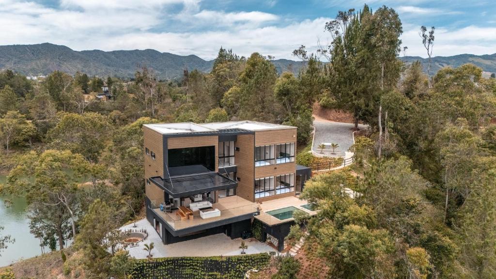Luxury Villa in Guatapé | Pool and lake - 2