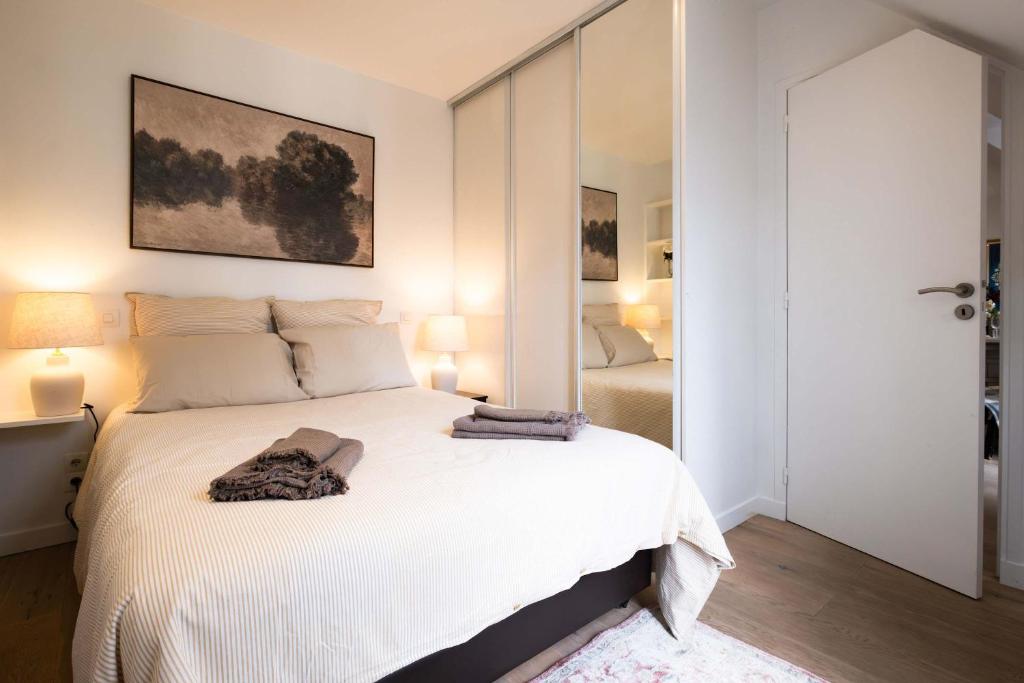Bright 2BR with Balcony Chic Paris - 4