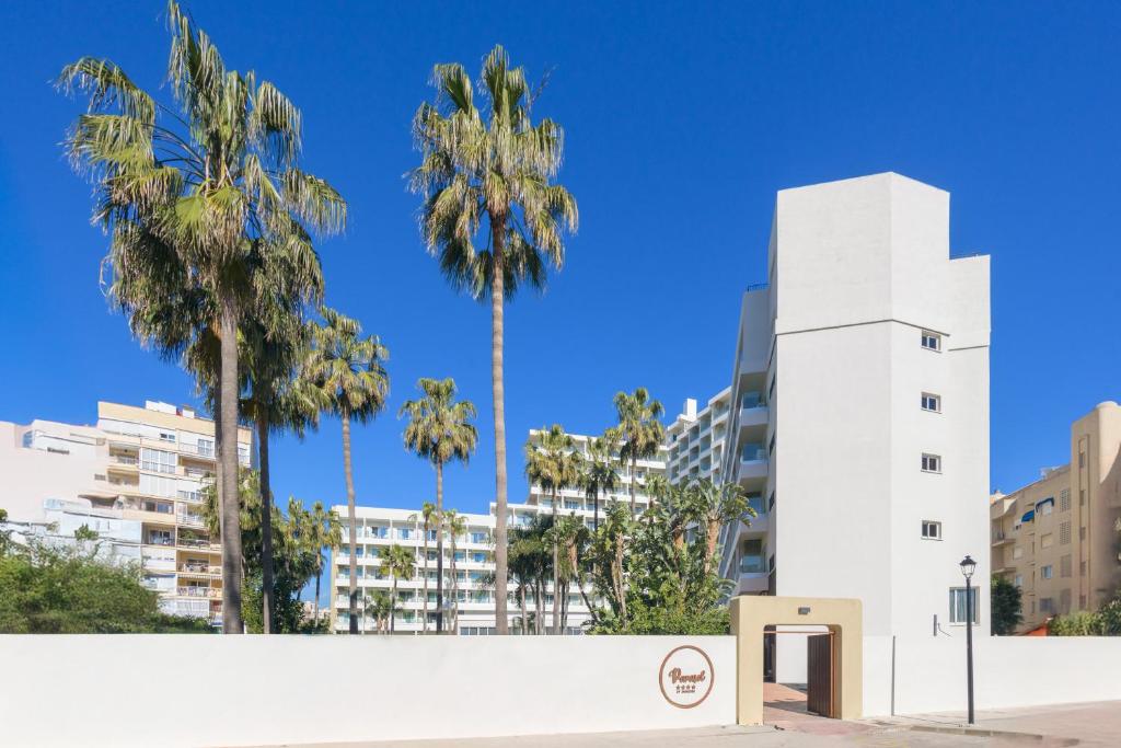 Hotel Parasol by Dorobe — Hotel building in Torremolinos, Andalusia