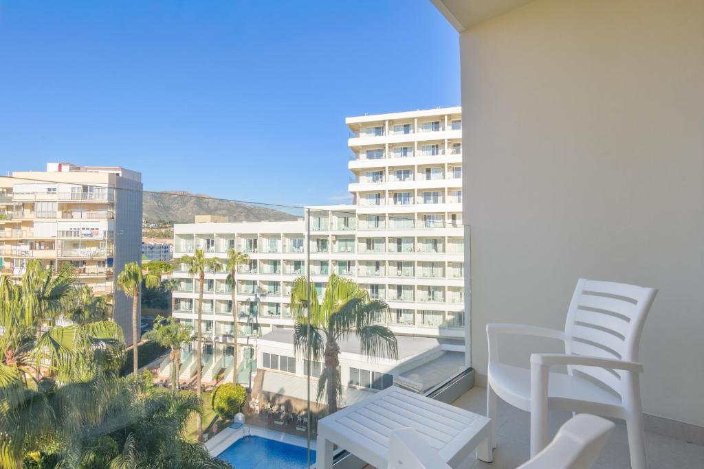 Hotel Parasol by Dorobe — Hotel building in Torremolinos, Andalusia