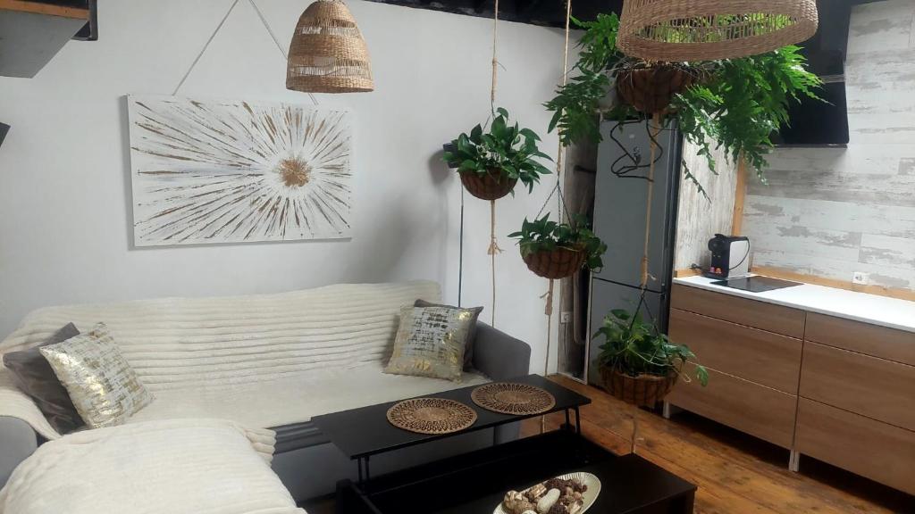 Charming Colonial House - 3