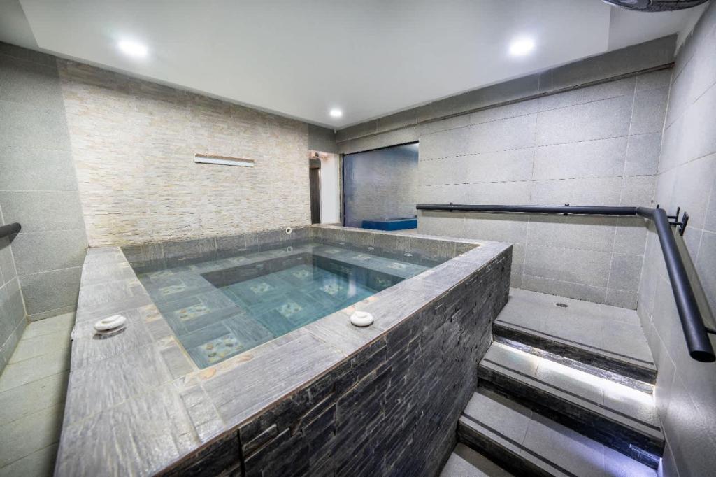 6 Habitaciones con un Jacuzzi Privado - 4