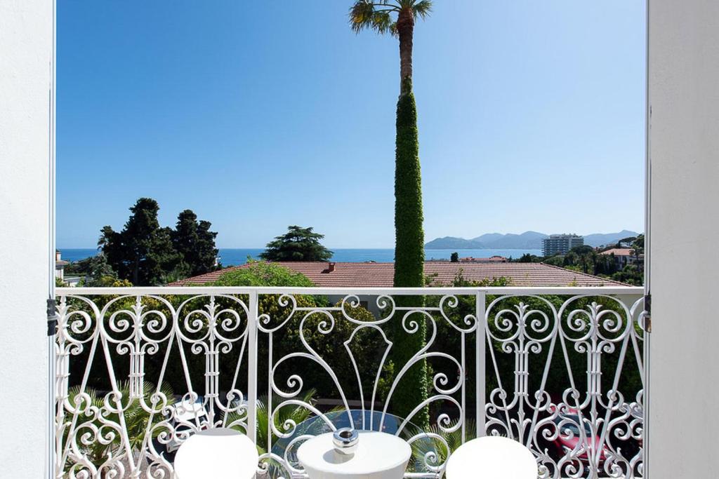 Surrounding environment, Hotel Chateau de la Tour Cannes in Cannes