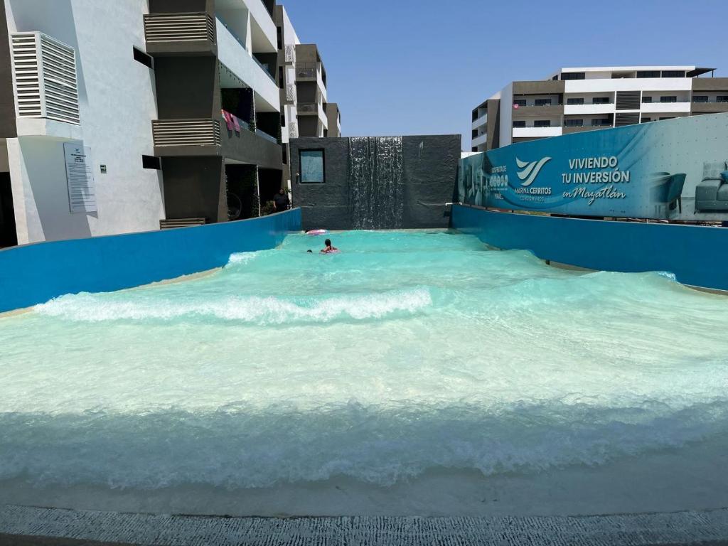 Marina Cerritos: Rooftop Pools Near Beach - 4